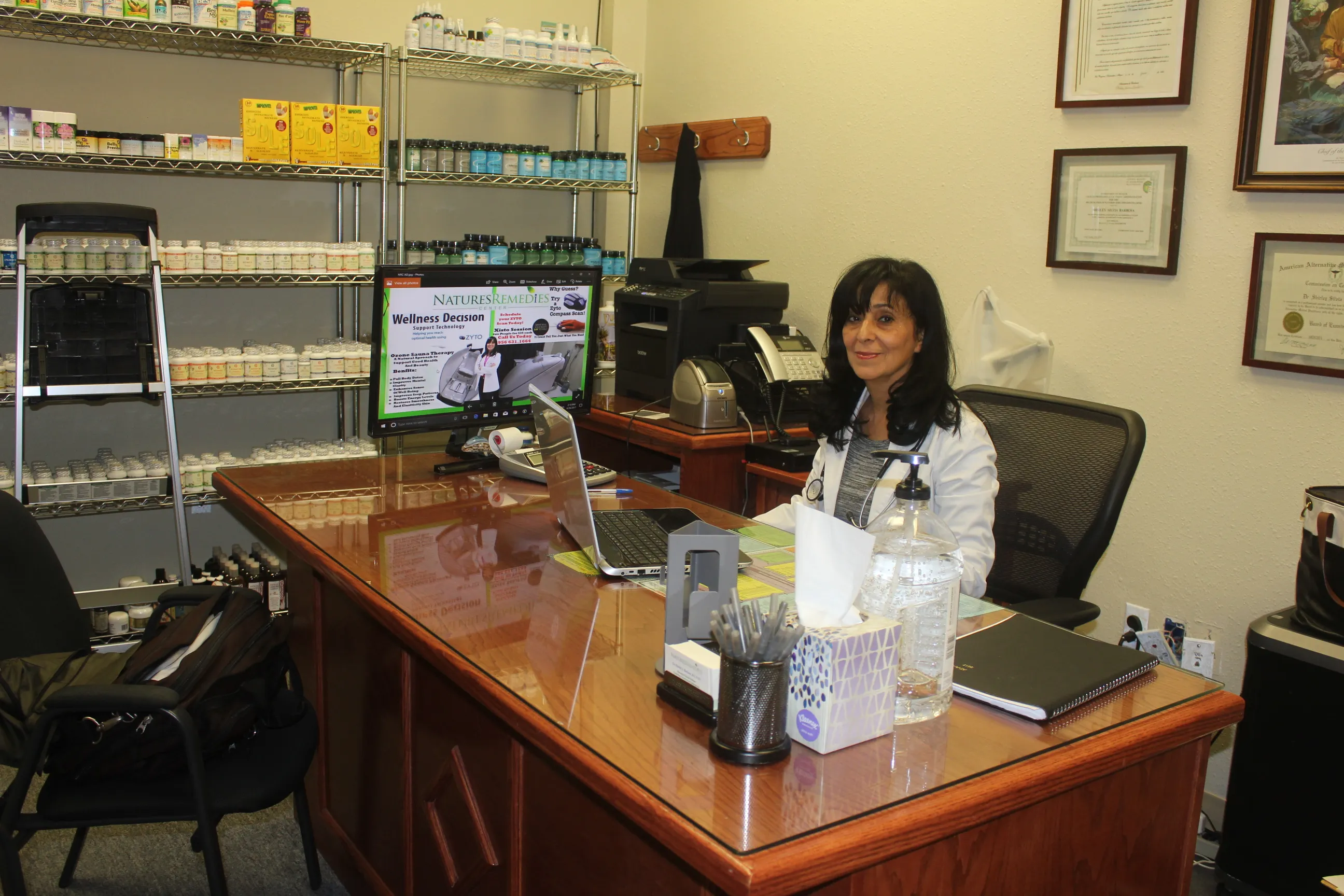 Dra. Shirley Barbosa en su escritorio proporcionando asesoría nutricional personalizada