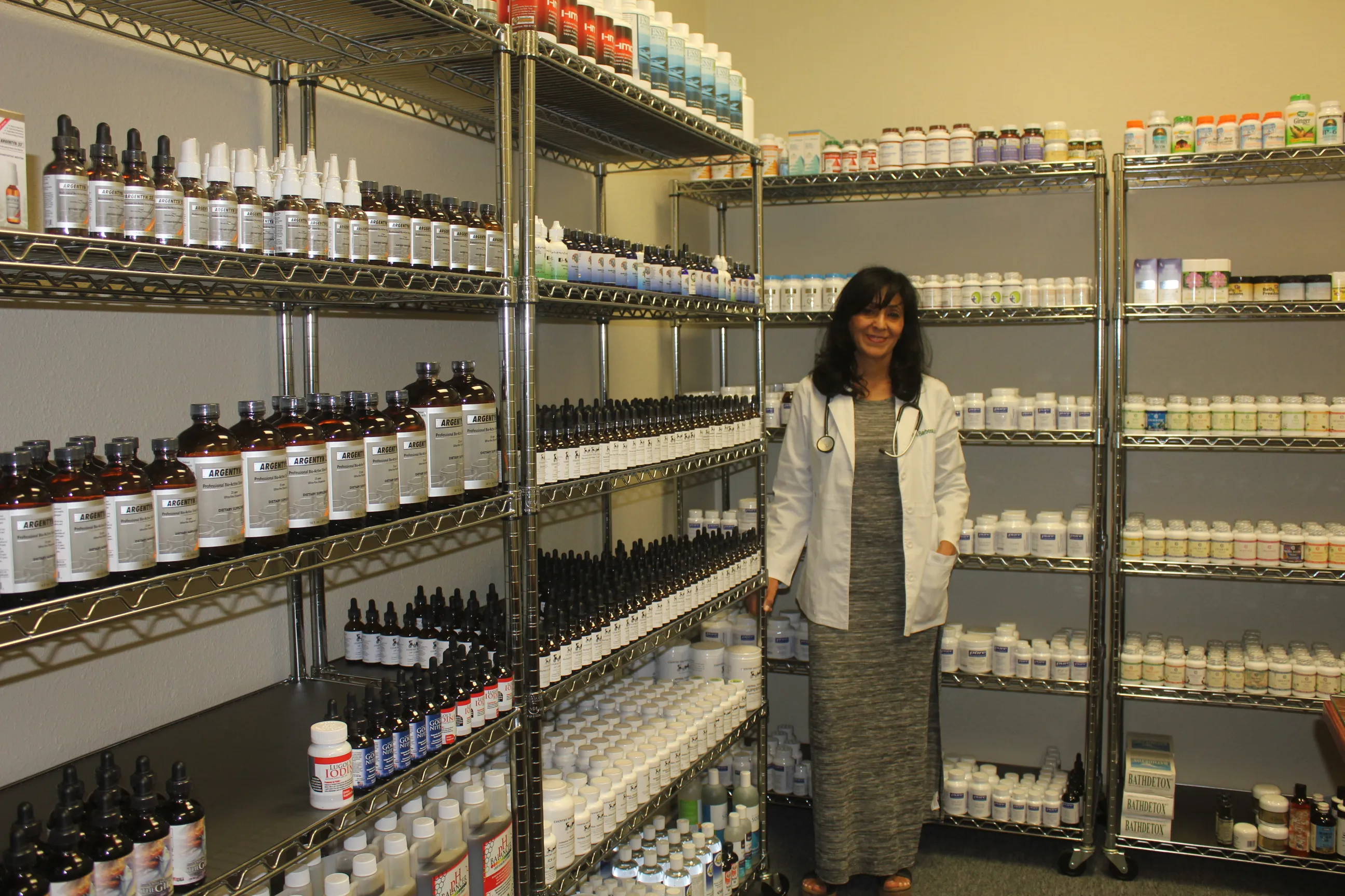 Dra. Shirley Barbosa con suplementos naturales de grado terapéutico incluyendo líquidos, cápsulas y tinturas